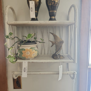 Wicker Towel Bar Shelf
