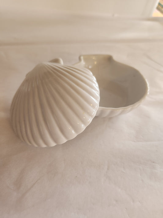 Lidded Clam Shell Catchall