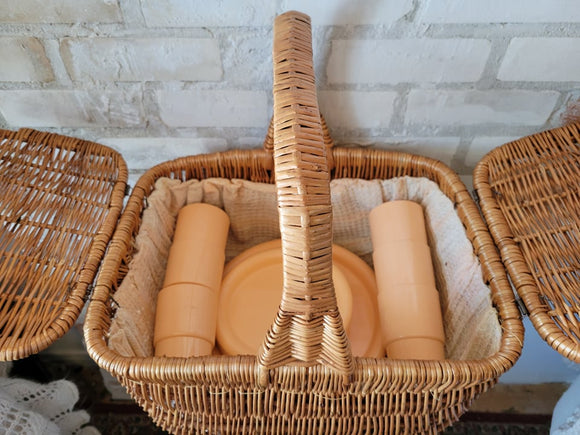 Picnic Basket (with 6 piece plastic place setting)
